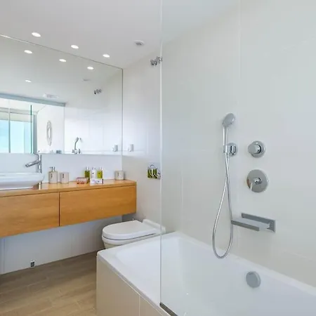 Stunning 2br W/ Panoramic Sea View.